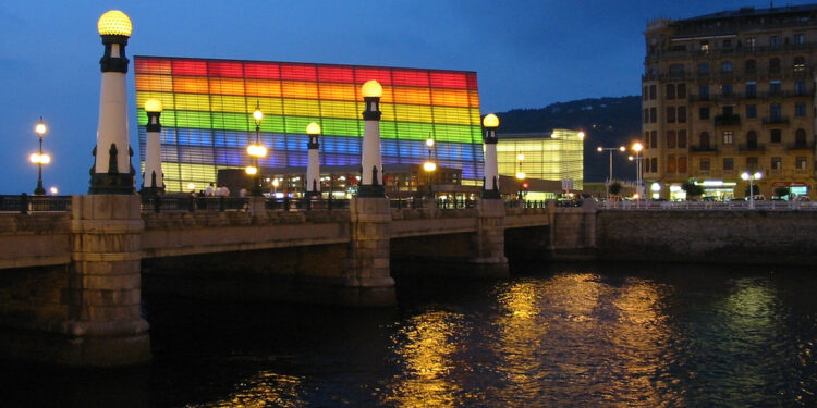 Palacio Kursaal de San Sebastián iluminado de noche, sede del festival de cine
