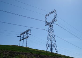 Torres y líneas de transmisión eléctrica de alta tensión