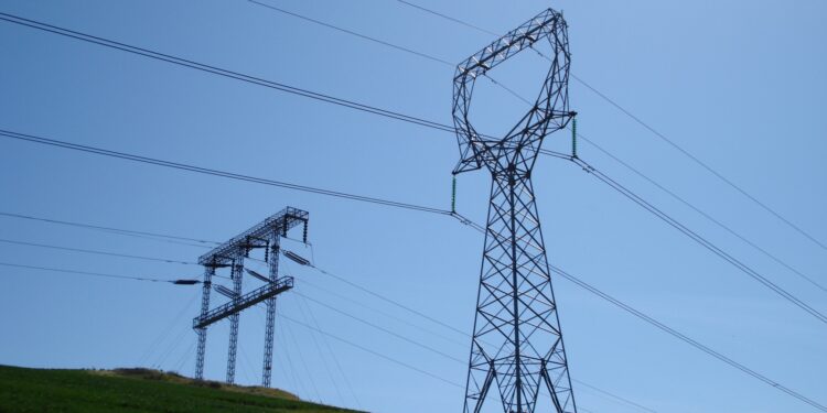 Torres y líneas de transmisión eléctrica de alta tensión