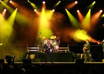 La agrupacion Los Tigres del Norte en concierto