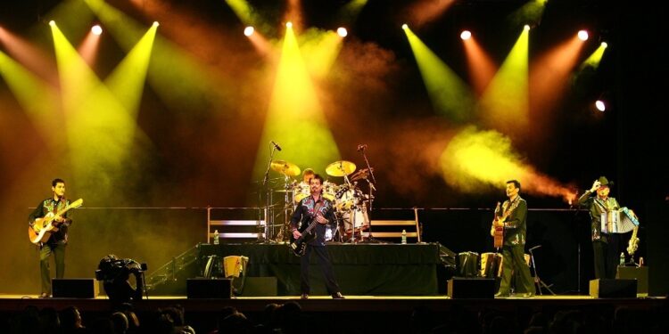 La agrupacion Los Tigres del Norte en concierto