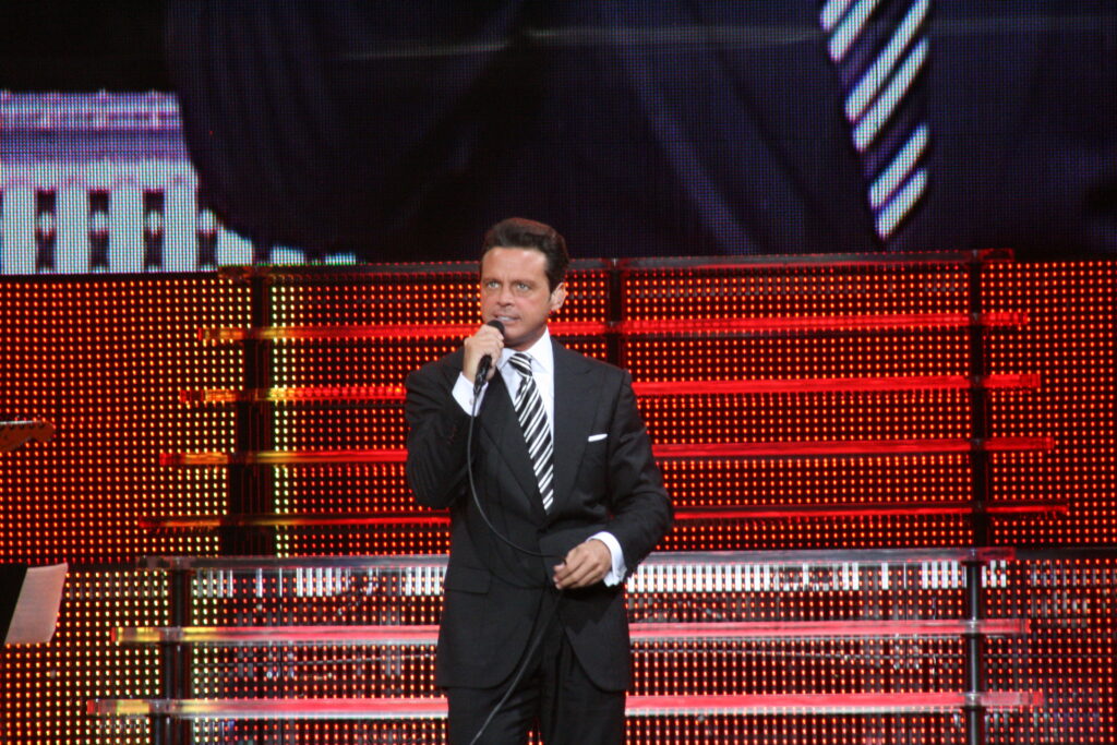 El cantante Luis Miguel durante una presentación en vivo