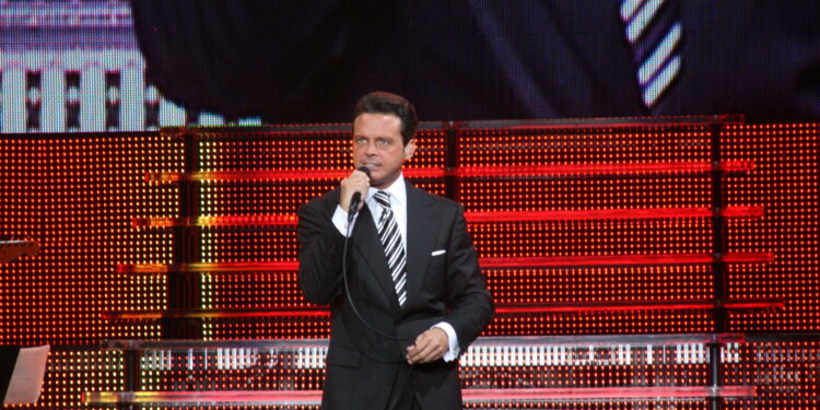 El cantante Luis Miguel durante una presentación en vivo
