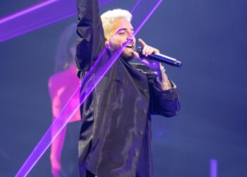 El cantante colombiano Maluma durante una presentacion en vivo