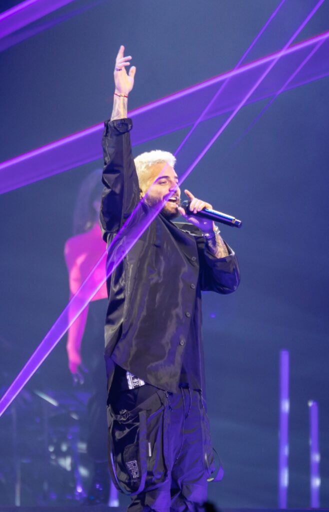 El cantante colombiano Maluma durante una presentacion en vivo