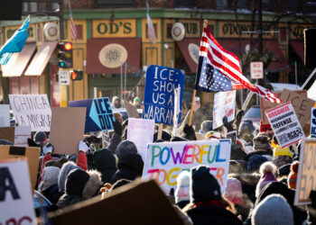 Miles de personas marchan en defensa de los derechos de los inmigrantes en una ciudad de Estados Unidos
