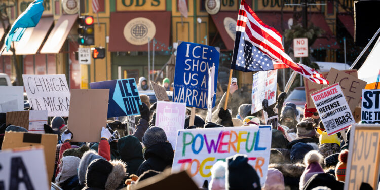 Miles de personas marchan en defensa de los derechos de los inmigrantes en una ciudad de Estados Unidos