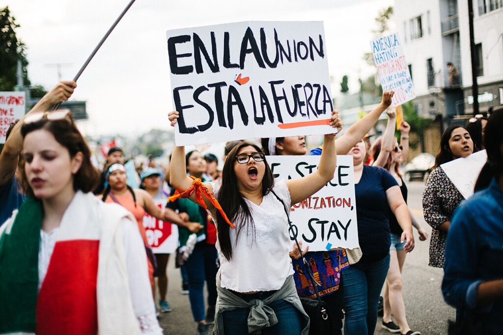 Manifestantes participan en una marcha por los derechos de los inmigrantes en Estados Unidos