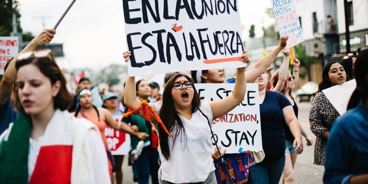 Manifestantes participan en una marcha por los derechos de los inmigrantes en Estados Unidos