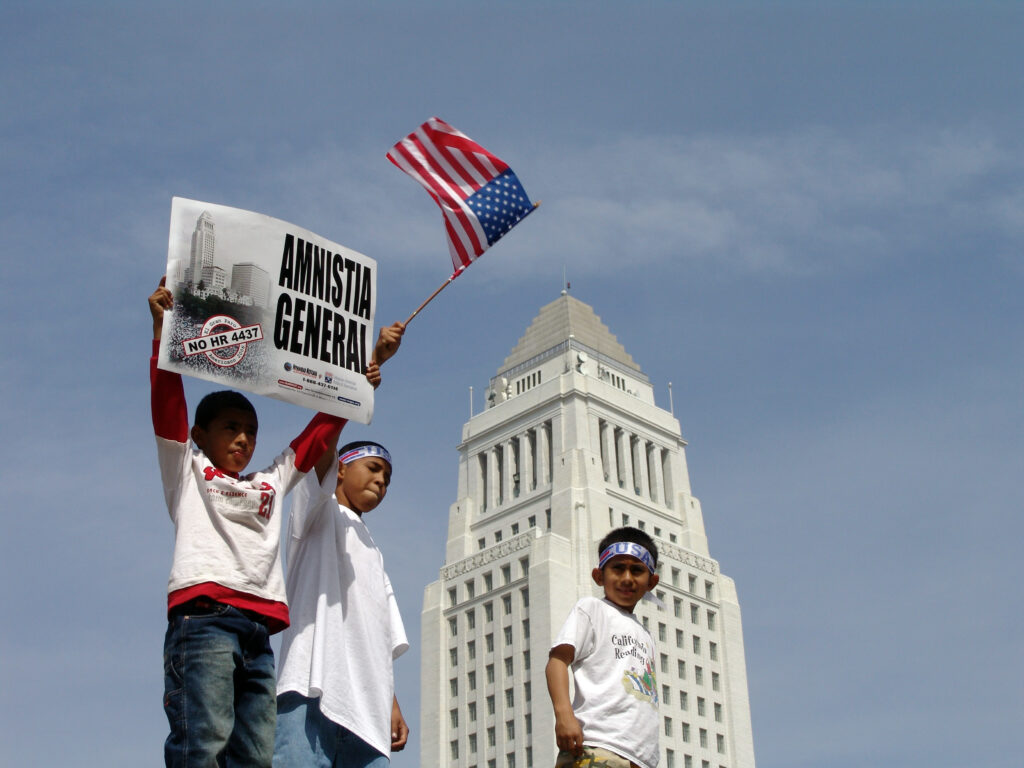 Marcha por los derechos de los inmigrantes con pancartas