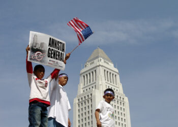 Marcha por los derechos de los inmigrantes con pancartas