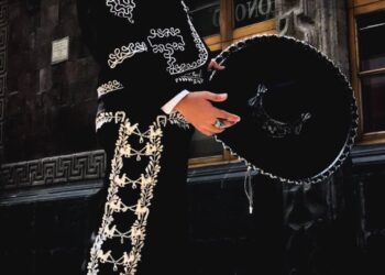 Grupo de mariachi con trajes de charro durante una presentación