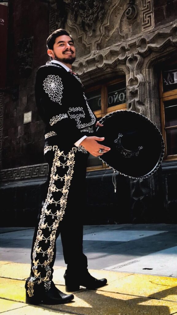 Grupo de mariachi con trajes de charro durante una presentación