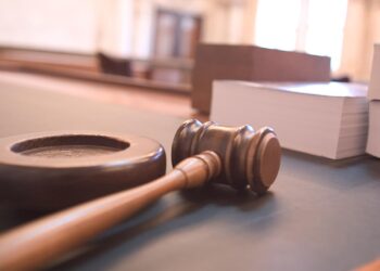 Martillo de juez sobre el estrado de una sala de tribunal
