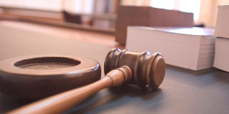 Martillo de juez sobre el estrado de una sala de tribunal
