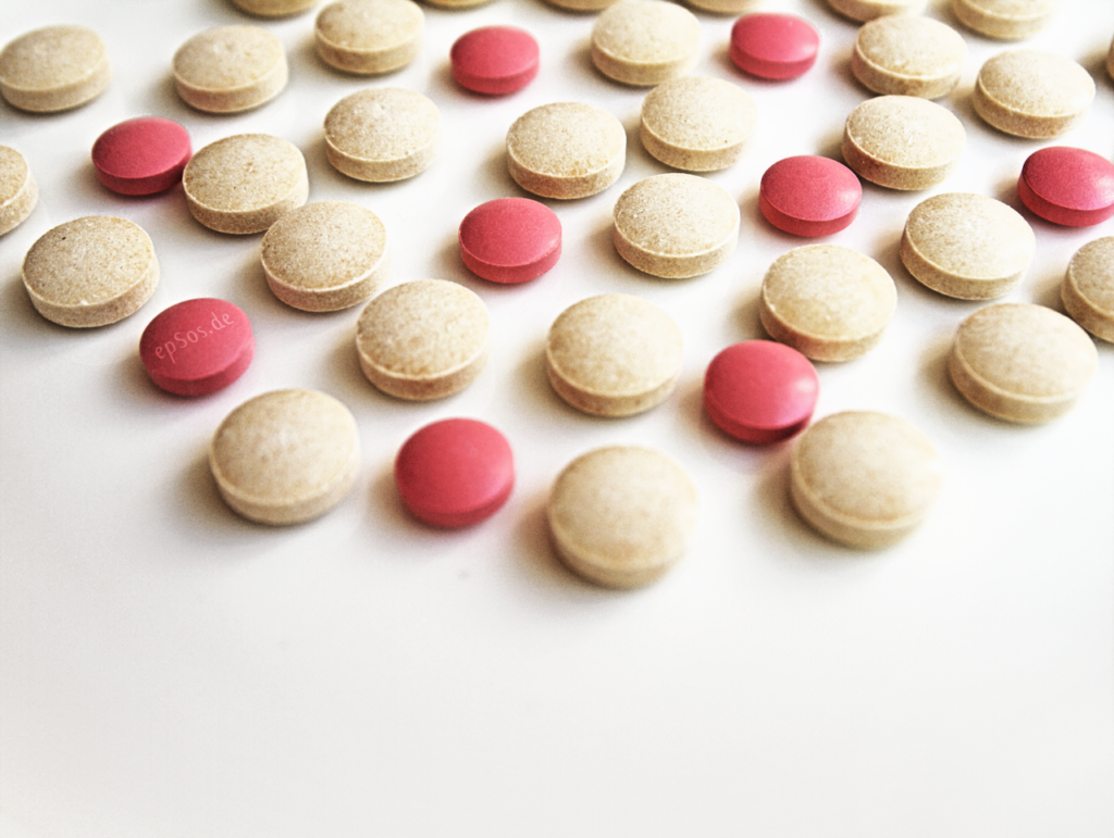 Medicamentos y productos de venta libre en una farmacia