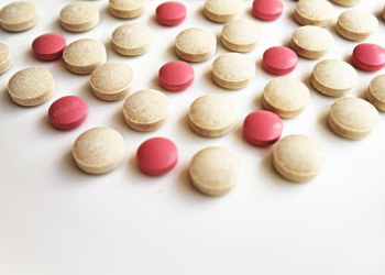 Medicamentos y productos de venta libre en una farmacia