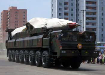 Misil balístico norcoreano exhibido en un desfile militar