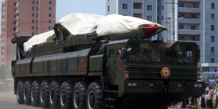 Misil balístico norcoreano exhibido en un desfile militar