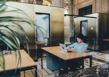 Escritorios vacíos en un espacio de oficina abierto