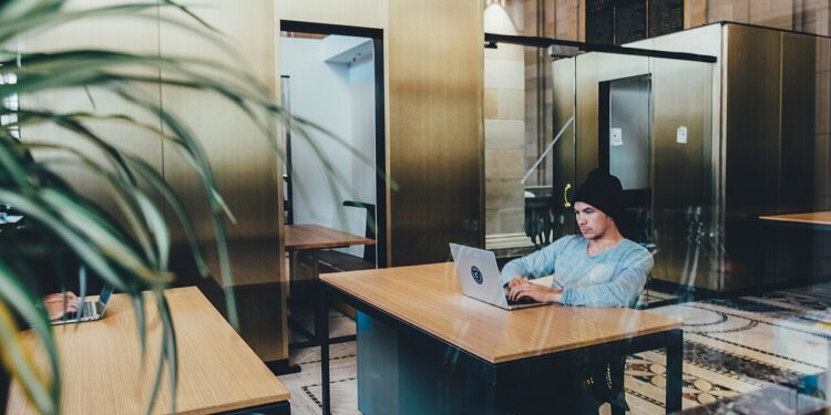 Escritorios vacíos en un espacio de oficina abierto