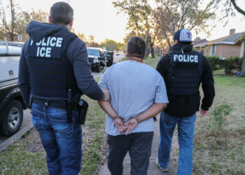 Agentes de ICE durante un operativo de control migratorio en Estados Unidos