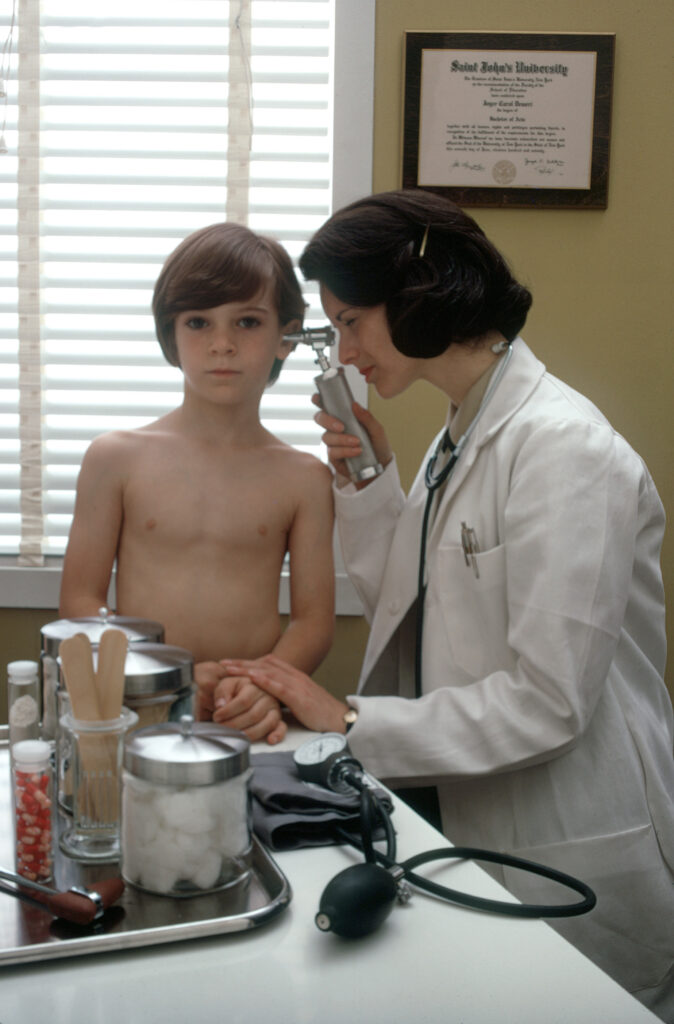 Una médica examina a un niño pequeño durante una consulta