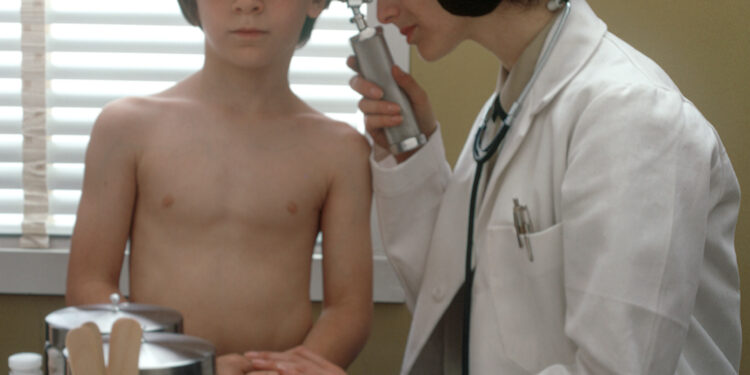 Una médica examina a un niño pequeño durante una consulta