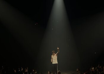 El cantante Peso Pluma actuando en concierto durante su gira