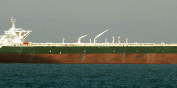 Gran buque petrolero navegando, similar a los que cruzan el mar Rojo