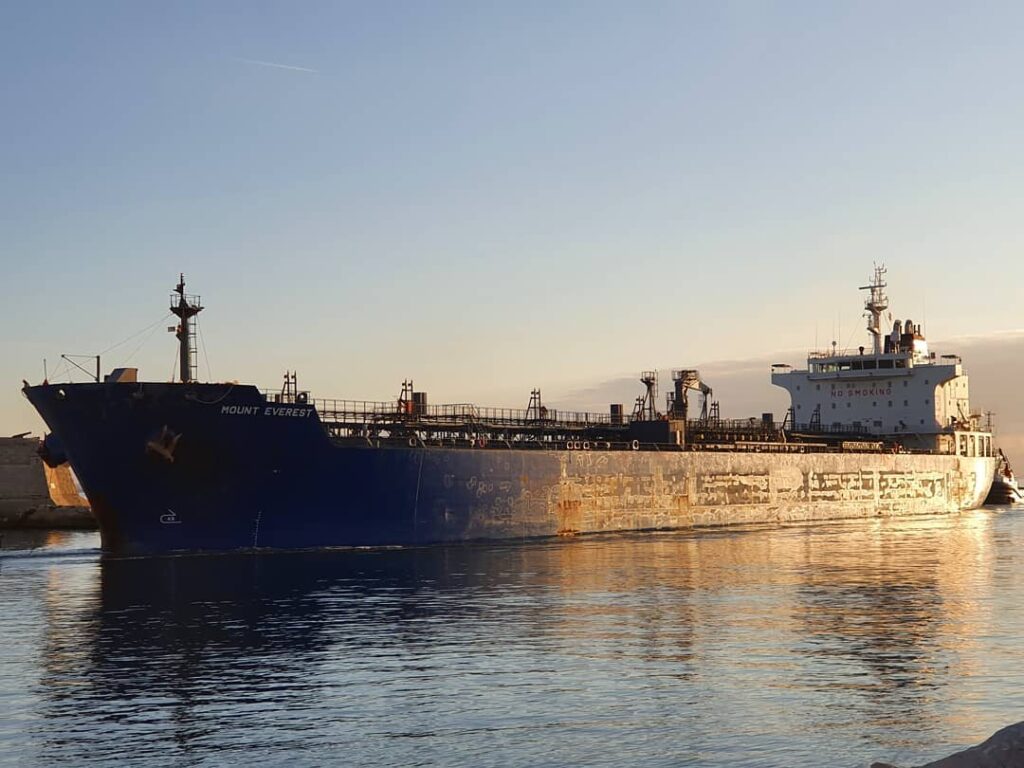 Un buque petrolero navega por el mar, referencia al tráfico de crudo en el estrecho de Ormuz