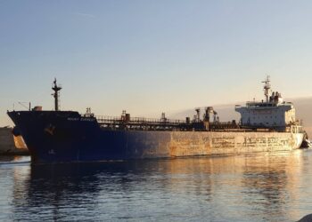 Un buque petrolero navega por el mar, referencia al tráfico de crudo en el estrecho de Ormuz