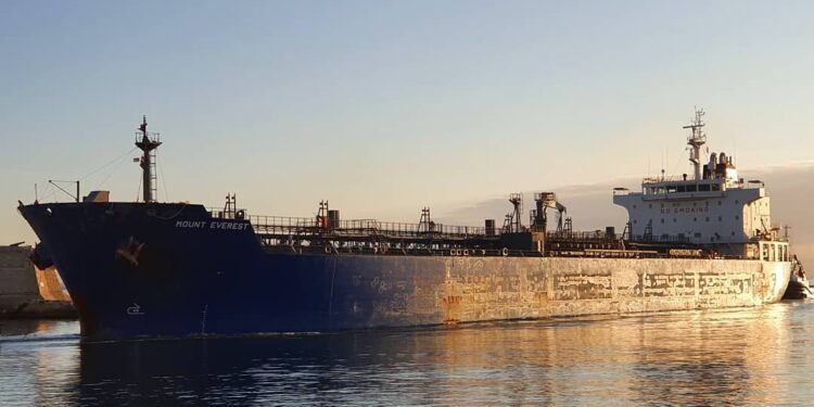 Un buque petrolero navega por el mar, referencia al tráfico de crudo en el estrecho de Ormuz