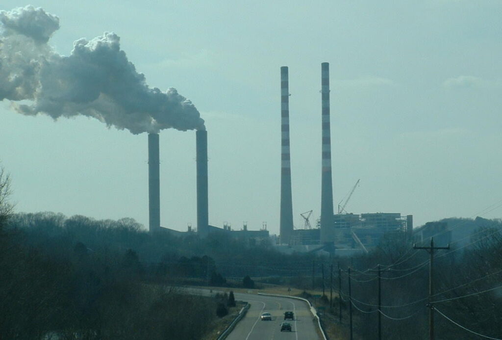 Chimeneas de una planta de carbon emitiendo humo, simbolo del calentamiento global