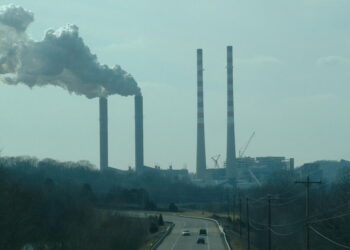 Chimeneas de una planta de carbon emitiendo humo, simbolo del calentamiento global
