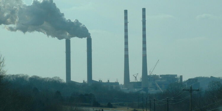 Chimeneas de una planta de carbon emitiendo humo, simbolo del calentamiento global