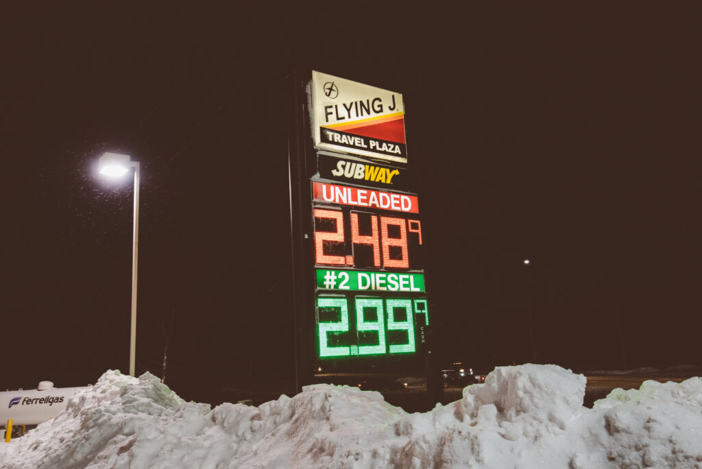 Letrero de precios de gasolina y diésel en una estación de servicio