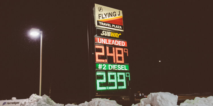 Cartel con los precios de la gasolina y el diésel en una estación de servicio