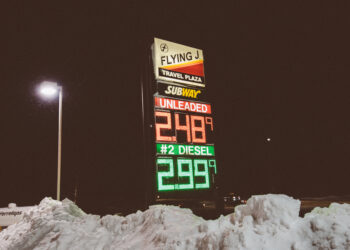 Letrero de precios de gasolina y diésel en una estación de servicio