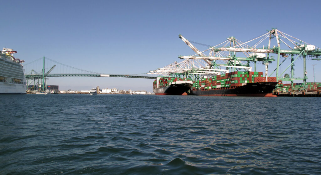 Buques de contenedores en el puerto de Los Angeles, comercio internacional