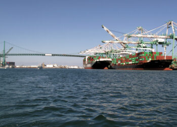 Buques de contenedores en el puerto de Los Angeles, comercio internacional