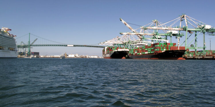 Buques de contenedores en el puerto de Los Angeles, comercio internacional