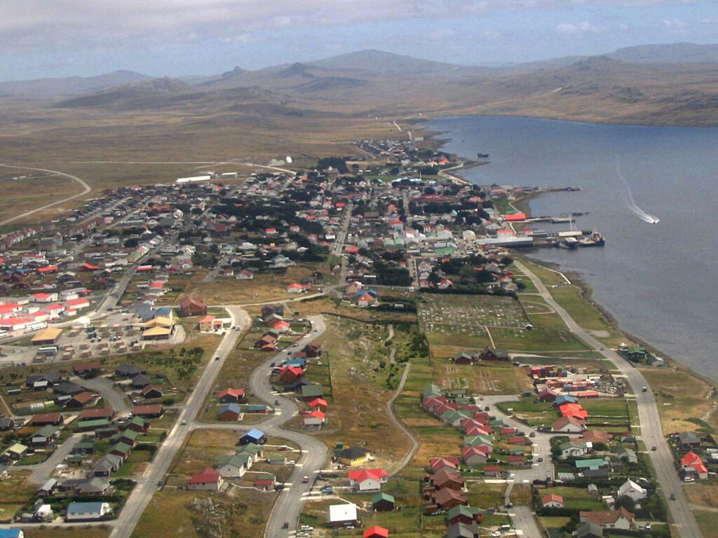 Vista aérea de Puerto Stanley en las Islas Malvinas