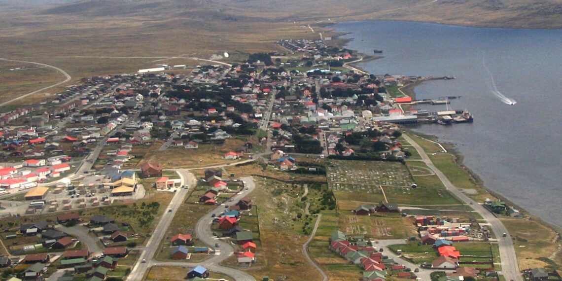 Vista aérea de Puerto Stanley en las Islas Malvinas