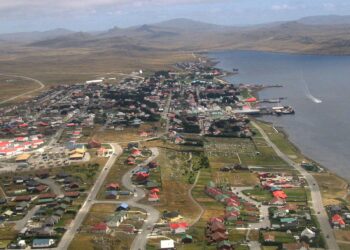 Vista aérea de Puerto Stanley en las Islas Malvinas