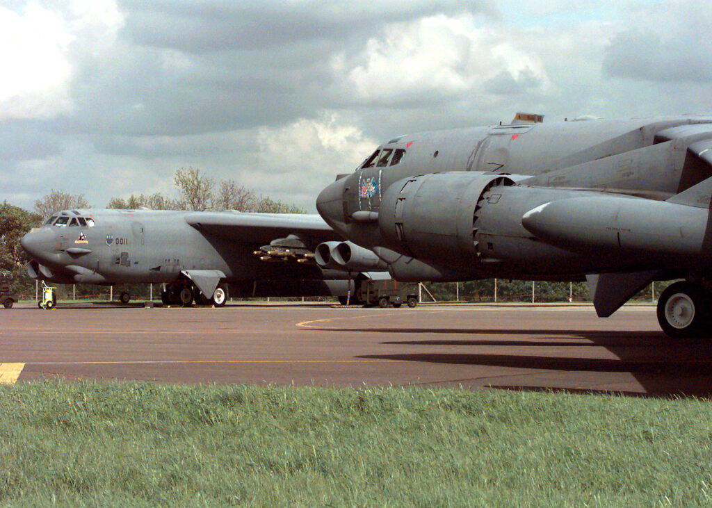 Un bombardero B-52 en la base aerea RAF Fairford en Inglaterra
