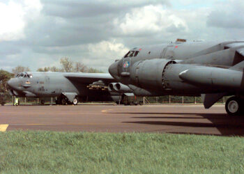 Un bombardero B-52 en la base aerea RAF Fairford en Inglaterra
