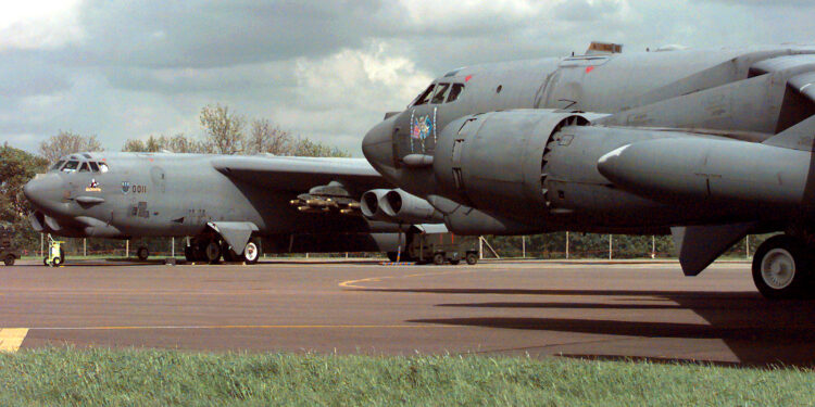 Un bombardero B-52 en la base aerea RAF Fairford en Inglaterra