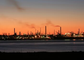 Vista de una refinería de petróleo al atardecer