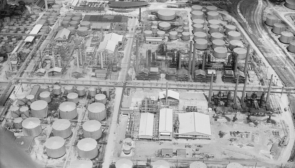 Instalaciones de una refinería de petróleo con torres y tuberías